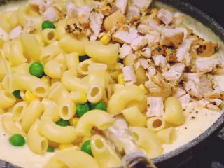 秘制异国风味鸡胸肉腌料&绝佳搭配 （减肥必备）,倒入之前煮好的意面青豆玉米 和鸡胸肉碎