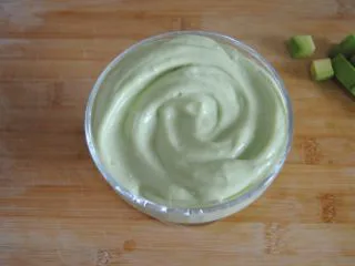 牛油果酸奶昔,倒入杯子里