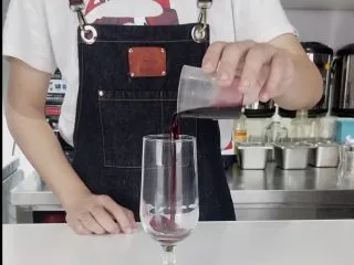 夏日水果气泡饮，长得漂亮还喝不胖,取冷饮杯，倒入葡萄汁