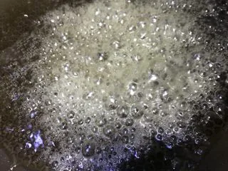 老北京清真小吃-糖卷果,将煎好的卷果块放一旁备用,锅内继续倒入少许油,加入适量的砂糖,开始炒熬糖,此步骤如果不会掌握可用水代替油熬糖。我喜欢用水,不会太腻。