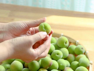 零失败的[青梅酒]和[青梅露]四月美食,收到后不要洗，一个一个挑选，挑选的时候顺手去掉果蒂，先清洗再挑选有些轻微腐烂的果子容易挑不出来