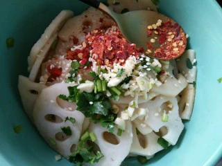 凉拌麻辣藕片,继续加入辣椒碎，剁椒，白芝麻，香菜末和大蒜末