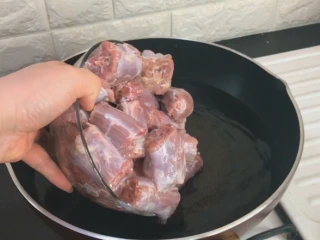 解馋小吃辣鸭脖,鸭脖泡3小时 中间换几次水 再冷水下锅