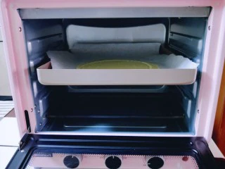 俄罗斯提拉米苏#异国美食#,把饼皮移到烤盘上，入烤箱中层，上下火175度烤6分钟。（具体温度按自家烤箱性能另定）