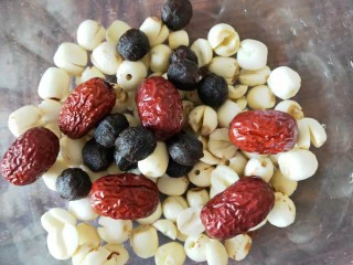 莲子红枣桂圆汤,再放入红枣、桂圆