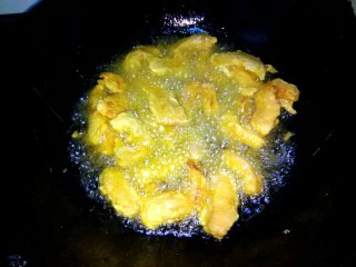 #猪里脊# 糖醋里脊,捞出，再复炸一次，勺子碰到肉条，咯嘣脆，捞出