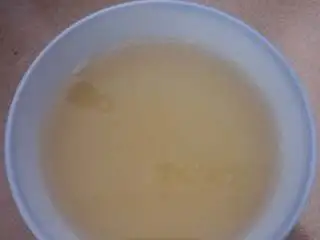 家乡小吃——狗毛膏鸽春丸,过滤后的狗毛膏还是液体,稍微冷却后就会开始凝固,然后就可盖上保鲜膜放入冰箱冷藏了。因为下的是冰糖,而且熬煮时加的水不多,所以比较浓稠,颜色也会稍微有点深。