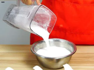 必吃的广东小吃——广州肠粉,把打好的米浆倒入粉浆