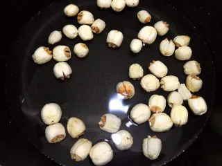 清火滋补之莲子双皮奶,放入锅里加清水煮20分钟左右