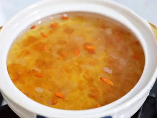 桃胶皂角米雪燕羹,继续煮5分钟即可