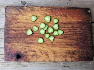 酷夏里的小清新——青瓜厚蛋烧,青瓜洗净，切薄片备用。