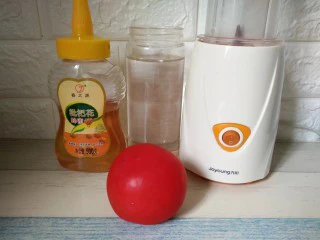 西红柿蜂蜜汁,食材准备好：西红柿，蜂蜜，凉开水