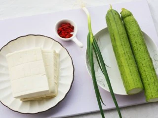 鲜掉眉毛的丝瓜豆腐汤,准备材料:丝瓜1条、豆腐2片、枸杞适量、葱1根、蒜1瓣、盐、油、胡椒粉适量。