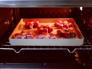 中式甜点～蜜豆桃花酥,烤箱提前预热后，烤盘入烤箱中层。