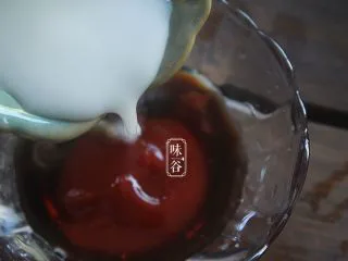 糖醋脆皮豆腐,倒入淀粉水；