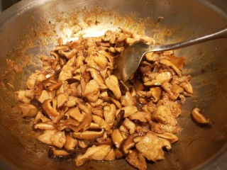 红烧鸡肉香菇,最后加入盐和水淀粉。