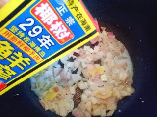 #东南亚风味的#椰汁咖喱虾,倒入椰汁。(我超市买的盒装椰汁，如果有新鲜的椰汁更好)