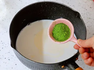 抹茶奶冻白玉丸子,奶锅中加入纯牛奶+淡奶油+白糖+抹茶粉