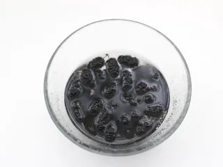 桑葚柠檬冻撞奶,桑葚用淡盐水浸泡一下后冲洗干净。