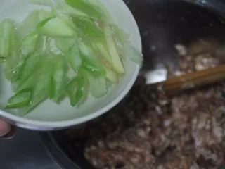 老北京小吃之“干炸小丸子”,加半碗葱姜水稀释肉馅,作用是让肉质变得更嫩。