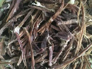 风味麻辣牛肉干,拿出用铁锤敲打松散，用手撕开