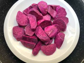 紫薯糯米丸子,把切好的紫薯放入盘里，蒸锅放入适量水烧开，放入蒸架，把紫薯放入蒸25分钟。