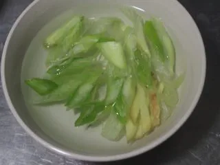 老北京小吃之“干炸小丸子”,先把葱姜切丝泡水静置,做之后调味用的葱姜水。