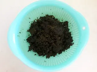 风味炒面 芽菜肉末炒玉米面,把芽菜碎放在洗菜盆里