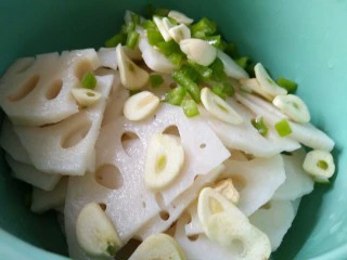 凉拌麻辣藕片,莲藕放凉水中拔凉，控水放入大碗中，放入辣椒碎和大蒜片