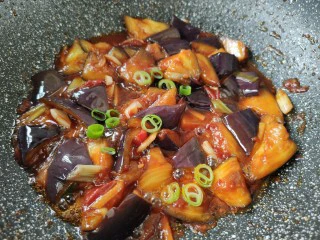 西红柿烧茄子,最后撒上葱末即可。