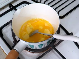 醇厚风味的咖啡百利甜费南雪,制作焦化黄油：准备80g黄油，放入锅内，同时准备一盘凉水