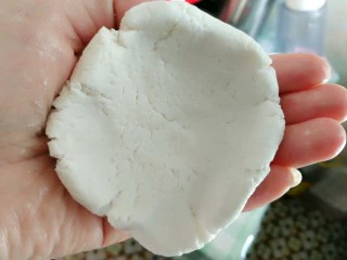 豆腐皮粄~客家小吃,我这忘记盖保鲜膜了,不一会就有点干了,取五十克面团,揉圆,按平(五十克一个,不大不小,太大了吃了会太腻,五十克刚刚好)