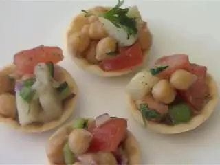 印度风味土豆鹰嘴豆小吃,青辣椒切丁.