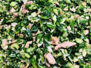 客家小吃:蒜苗粿(葫粄)➕菜头粄,蒜苗馅炒好了