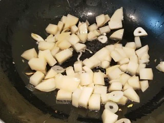 河北宣化特色小吃\卤菜\蒸莜面,放入土豆块炒均匀。