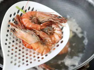泰式风味酸辣虾,大火烧开煮6分钟捞出沥干水分。