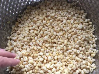 消暑小吃——绿豆糕,泡好后的绿豆搓皮，这步很费劲，一定要有耐心当时你也可以买去皮绿豆这样更省事