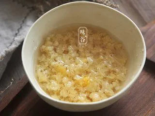 火龙果银耳糖水,泡发好的银耳去根，撕成小碎块（碎点可以简短熬制的时间）