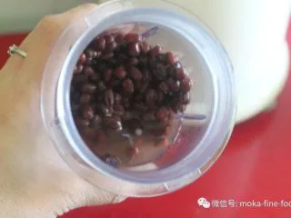 老北京小吃之“驴打滚”,然后把蒸软的红豆放到料理机,加水打成红豆泥。