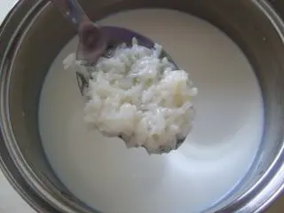 兰州小吃:牛奶鸡蛋醪糟,牛奶、醪糟一起煮开