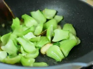 从小吃到大的家常菜，多吃青菜身体好,加入菜梗炒软。