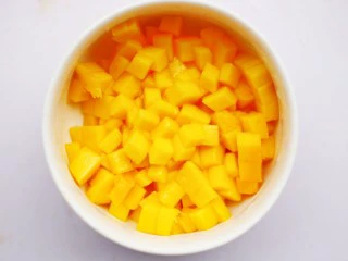 香甜爽滑的芒果牛奶布丁,芒果去皮切小块。