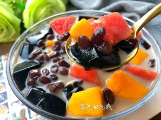 黑凉粉水果捞,冰爽Q弹的黑凉粉做好了,超级好喝,一碗喝下去,从头凉到脚,舒服。