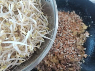 温州端午小吃— 薄饼,放入豆芽翻炒至入味，再加入鸡精提鲜，散上葱花炒匀即可