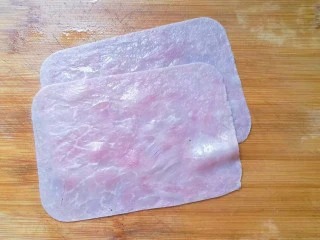 火腿鸡蛋炒面,火腿片两张切细丝；