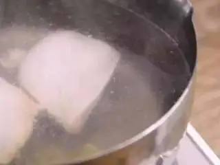 水果入菜，风味绝妙——酸辣芒果鸡丝,煮开后，转微火继续煮10分钟 