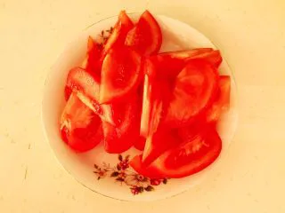 10分钟快手菜 番茄炒蛋,番茄顶部切成十字，然后用开水烫一下，剥皮后切成小块