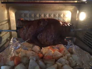 百变水果 新奥尔良风味雪梨烤鸡,第一次烤60分钟后，将烤鸡从烤箱里拿出来，涂抹腌料，再放回烤箱继续烤制，同时将步骤7的雪梨块和蔬菜块放入烤箱的底层，烤第二次60分钟。