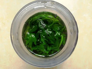 艾叶笑粄(客家小吃),将艾叶和适量的水,放料理机打碎
