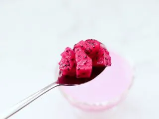 火龙果西米露,用勺子搅拌均匀后，再放上剩下的火龙果丁。